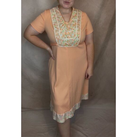 Vintage 1970s Peach Floral Plus Size Dress Size XL - Picture 1 of 10